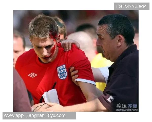 杨立瑜遭球迷怒斥：何必与阿猫阿狗争执真该给球迷竖中指